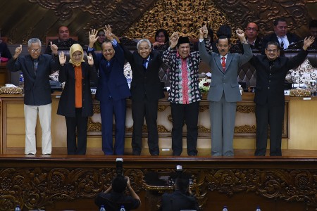 Lima calon Komisioner Komisi Yudisial (KY) yang lolos uji kelayakan dan kepatutan di komisi III DPR Sumartoyo (kiri), Joko Samito (kedua kanan), Sukma Violetta (kedua kiri), Maradaman Harahap (ketiga kiri), dan Farid Wajdi (kanan) berfoto bersama Pimpinan DPR Agus Hermanto (tengah) dan Fahri Hamzah (ketiga kanan) saat Rapat Paripurna DPR di Kompleks Parlemen Senayan, Jakarta, Selasa (20/10). Dalam Paripurna tersebut DPR menyetujui hasil uji kelayakan dan kepatutan oleh Komisi III yang meloloskan lima dari tujuh calon komisioner KY dan akan dilantik oleh Presiden.